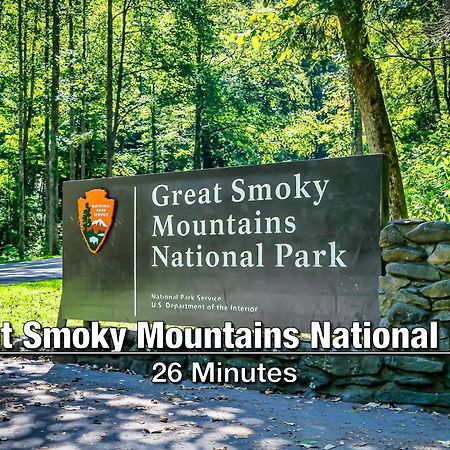 New Luxury Cabin With Stunning Mountainviews,Hottub, Firepit, Fireplace,2 Kingbeds, 2 Covereddecks,Bbqgrill, Shuffleboard And Pool Access セバービル エクステリア 写真
