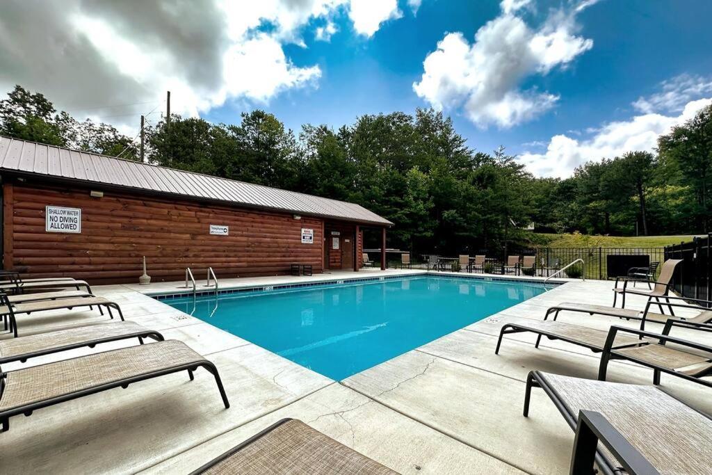 New Luxury Cabin With Stunning Mountainviews,Hottub, Firepit, Fireplace,2 Kingbeds, 2 Covereddecks,Bbqgrill, Shuffleboard And Pool Access セバービル エクステリア 写真