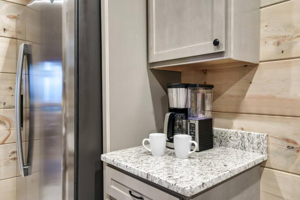 New Luxury Cabin With Stunning Mountainviews,Hottub, Firepit, Fireplace,2 Kingbeds, 2 Covereddecks,Bbqgrill, Shuffleboard And Pool Access セバービル エクステリア 写真