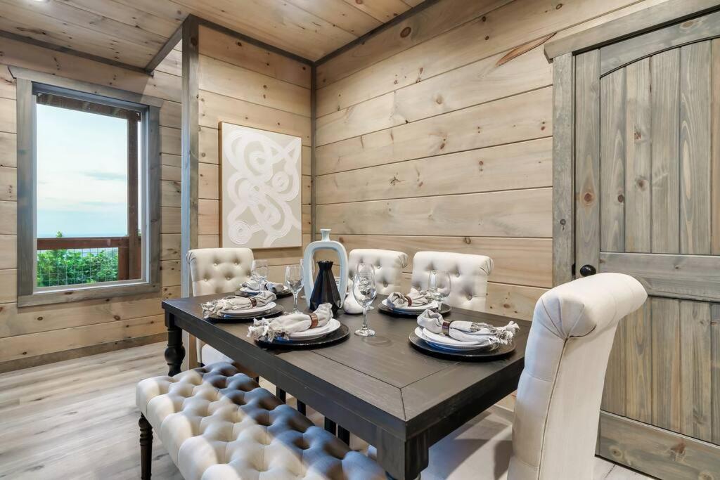 New Luxury Cabin With Stunning Mountainviews,Hottub, Firepit, Fireplace,2 Kingbeds, 2 Covereddecks,Bbqgrill, Shuffleboard And Pool Access セバービル エクステリア 写真