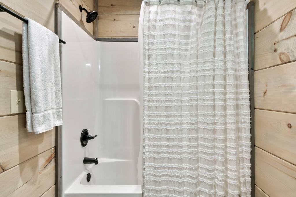 New Luxury Cabin With Stunning Mountainviews,Hottub, Firepit, Fireplace,2 Kingbeds, 2 Covereddecks,Bbqgrill, Shuffleboard And Pool Access セバービル エクステリア 写真