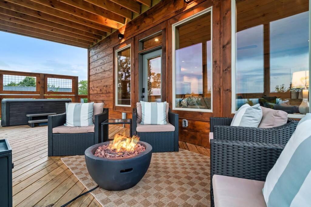 New Luxury Cabin With Stunning Mountainviews,Hottub, Firepit, Fireplace,2 Kingbeds, 2 Covereddecks,Bbqgrill, Shuffleboard And Pool Access セバービル エクステリア 写真