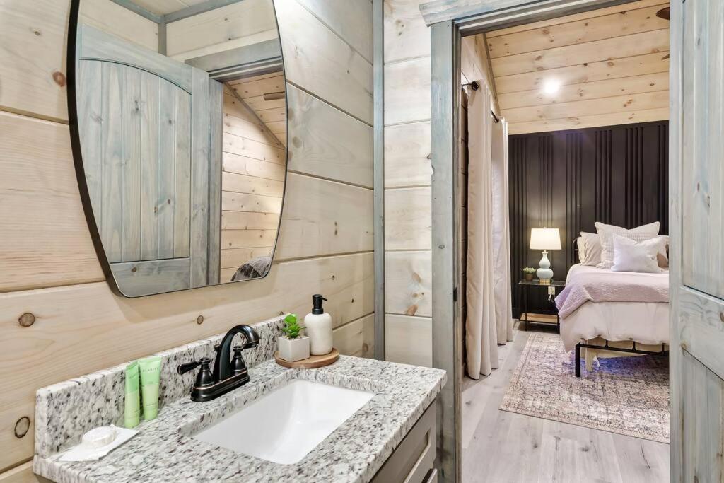 New Luxury Cabin With Stunning Mountainviews,Hottub, Firepit, Fireplace,2 Kingbeds, 2 Covereddecks,Bbqgrill, Shuffleboard And Pool Access セバービル エクステリア 写真