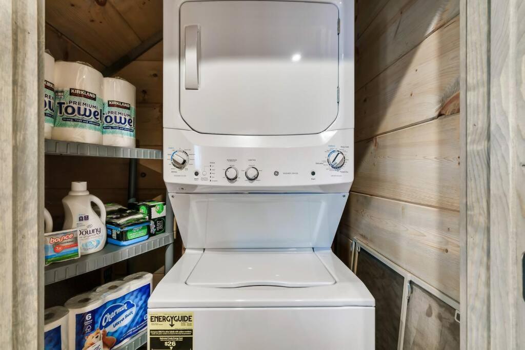 New Luxury Cabin With Stunning Mountainviews,Hottub, Firepit, Fireplace,2 Kingbeds, 2 Covereddecks,Bbqgrill, Shuffleboard And Pool Access セバービル エクステリア 写真