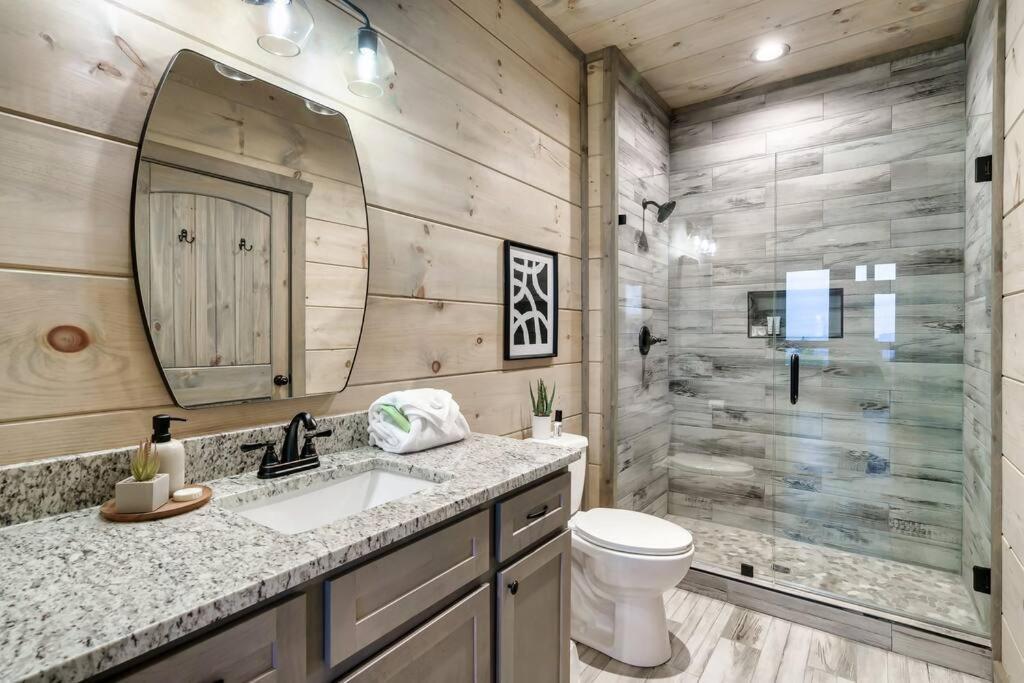 New Luxury Cabin With Stunning Mountainviews,Hottub, Firepit, Fireplace,2 Kingbeds, 2 Covereddecks,Bbqgrill, Shuffleboard And Pool Access セバービル エクステリア 写真
