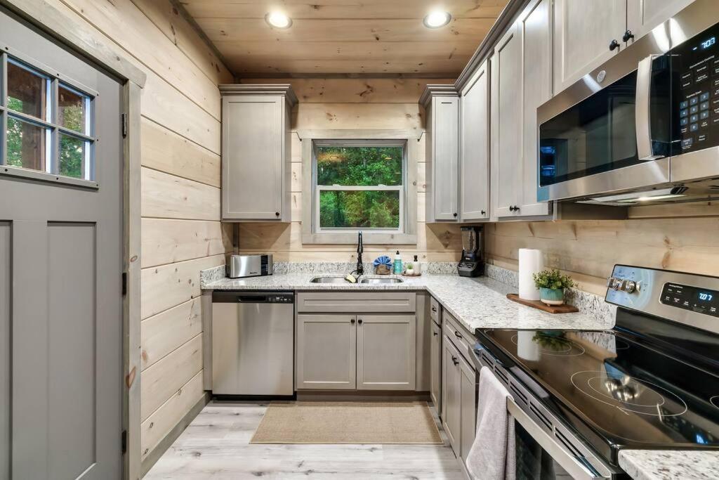 New Luxury Cabin With Stunning Mountainviews,Hottub, Firepit, Fireplace,2 Kingbeds, 2 Covereddecks,Bbqgrill, Shuffleboard And Pool Access セバービル エクステリア 写真