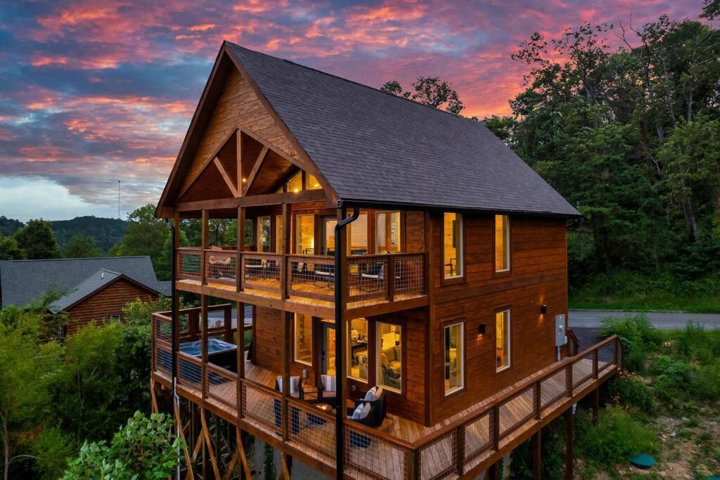 New Luxury Cabin With Stunning Mountainviews,Hottub, Firepit, Fireplace,2 Kingbeds, 2 Covereddecks,Bbqgrill, Shuffleboard And Pool Access セバービル エクステリア 写真