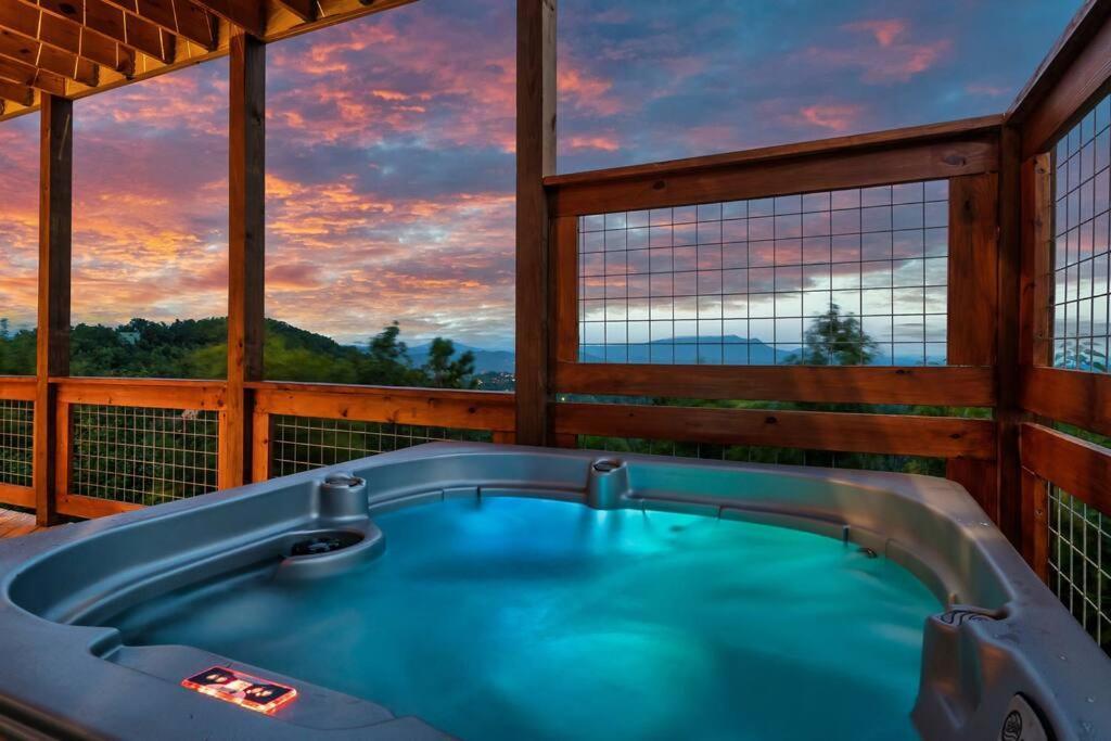 New Luxury Cabin With Stunning Mountainviews,Hottub, Firepit, Fireplace,2 Kingbeds, 2 Covereddecks,Bbqgrill, Shuffleboard And Pool Access セバービル エクステリア 写真