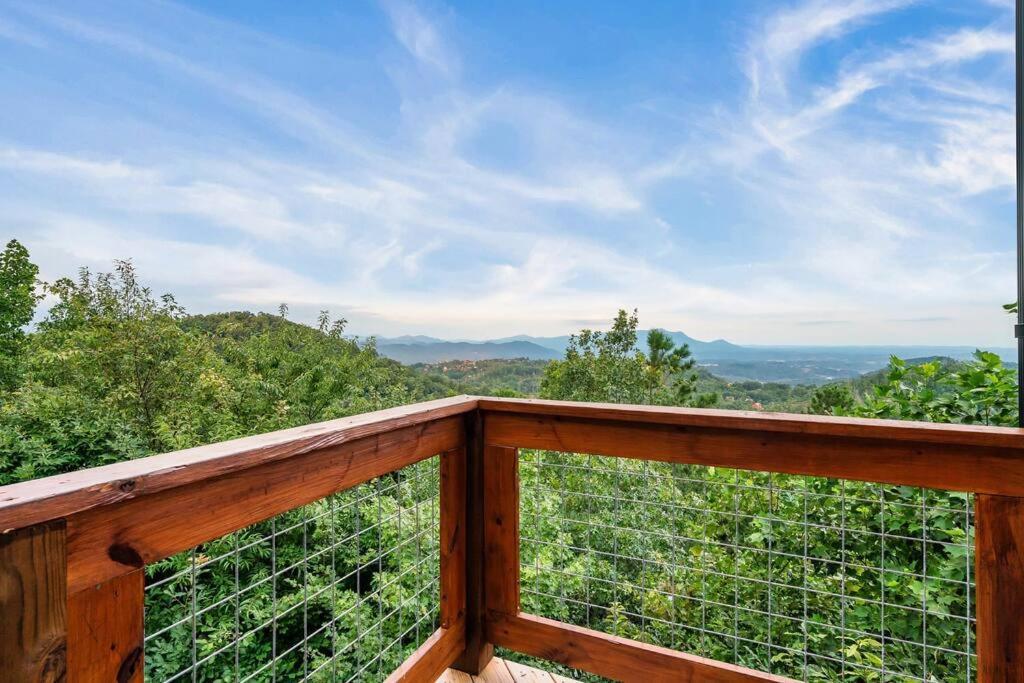 New Luxury Cabin With Stunning Mountainviews,Hottub, Firepit, Fireplace,2 Kingbeds, 2 Covereddecks,Bbqgrill, Shuffleboard And Pool Access セバービル エクステリア 写真