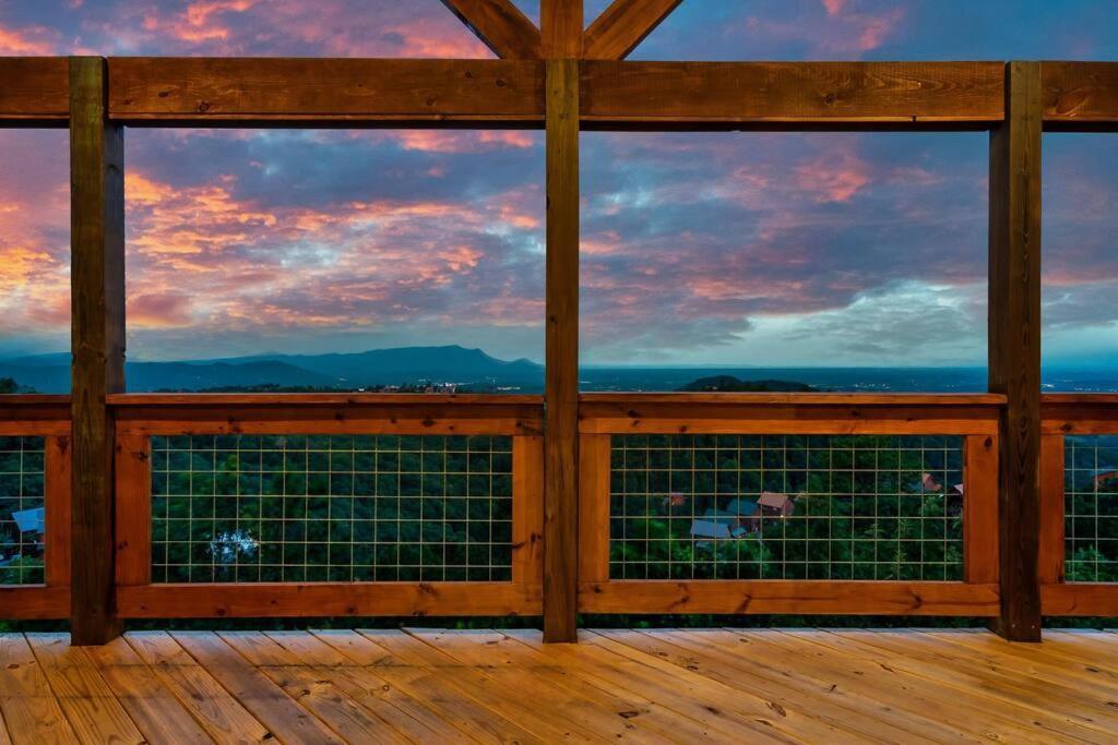 New Luxury Cabin With Stunning Mountainviews,Hottub, Firepit, Fireplace,2 Kingbeds, 2 Covereddecks,Bbqgrill, Shuffleboard And Pool Access セバービル エクステリア 写真