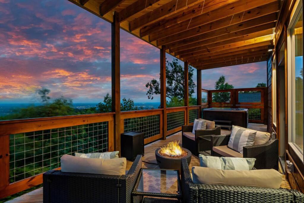 New Luxury Cabin With Stunning Mountainviews,Hottub, Firepit, Fireplace,2 Kingbeds, 2 Covereddecks,Bbqgrill, Shuffleboard And Pool Access セバービル エクステリア 写真