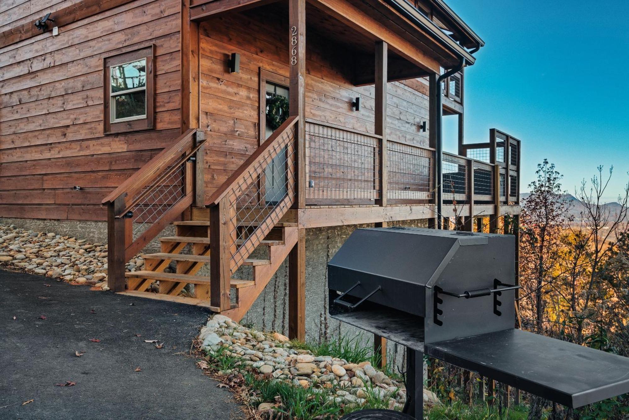 New Luxury Cabin With Stunning Mountainviews,Hottub, Firepit, Fireplace,2 Kingbeds, 2 Covereddecks,Bbqgrill, Shuffleboard And Pool Access セバービル エクステリア 写真