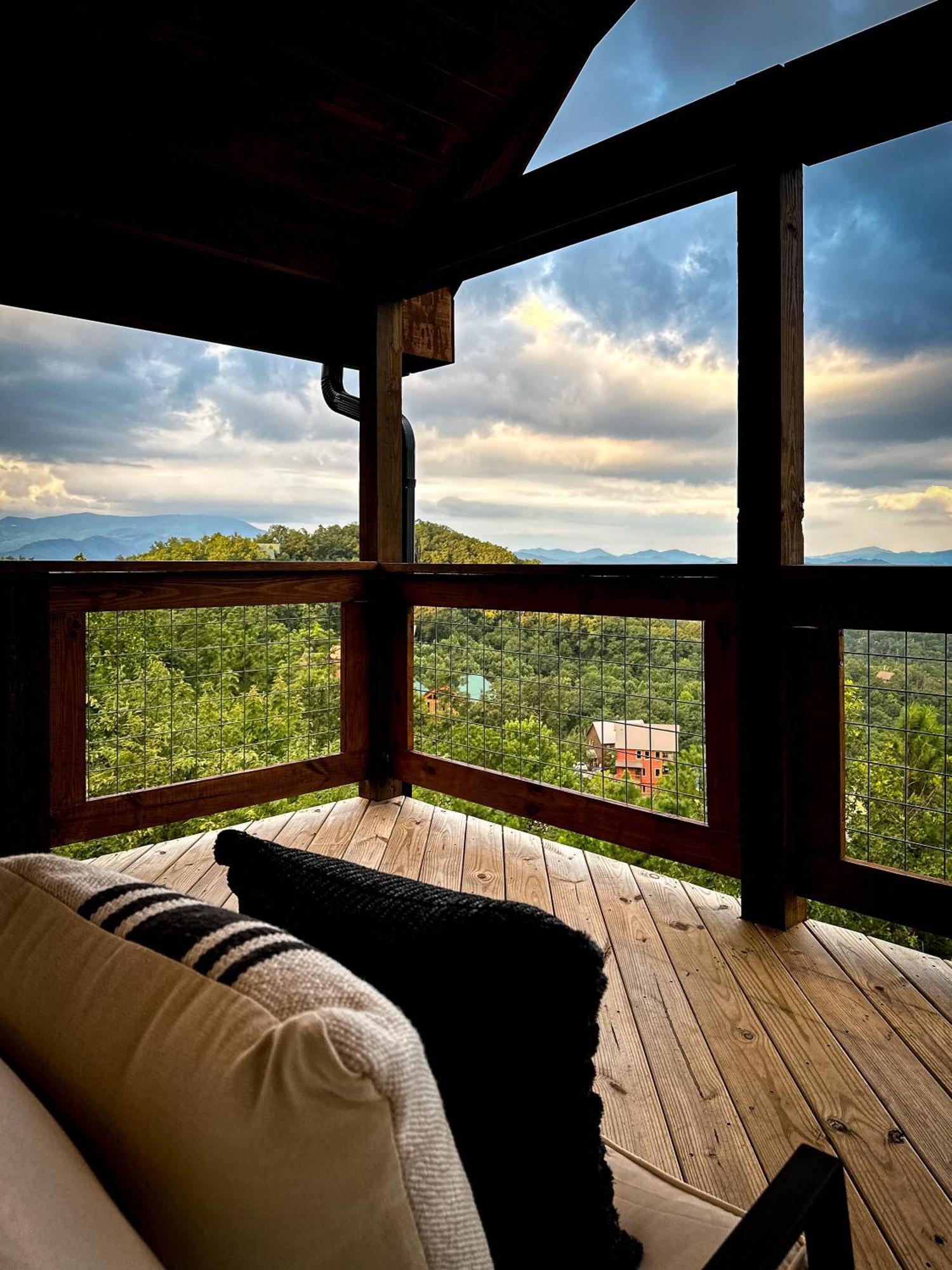 New Luxury Cabin With Stunning Mountainviews,Hottub, Firepit, Fireplace,2 Kingbeds, 2 Covereddecks,Bbqgrill, Shuffleboard And Pool Access セバービル エクステリア 写真