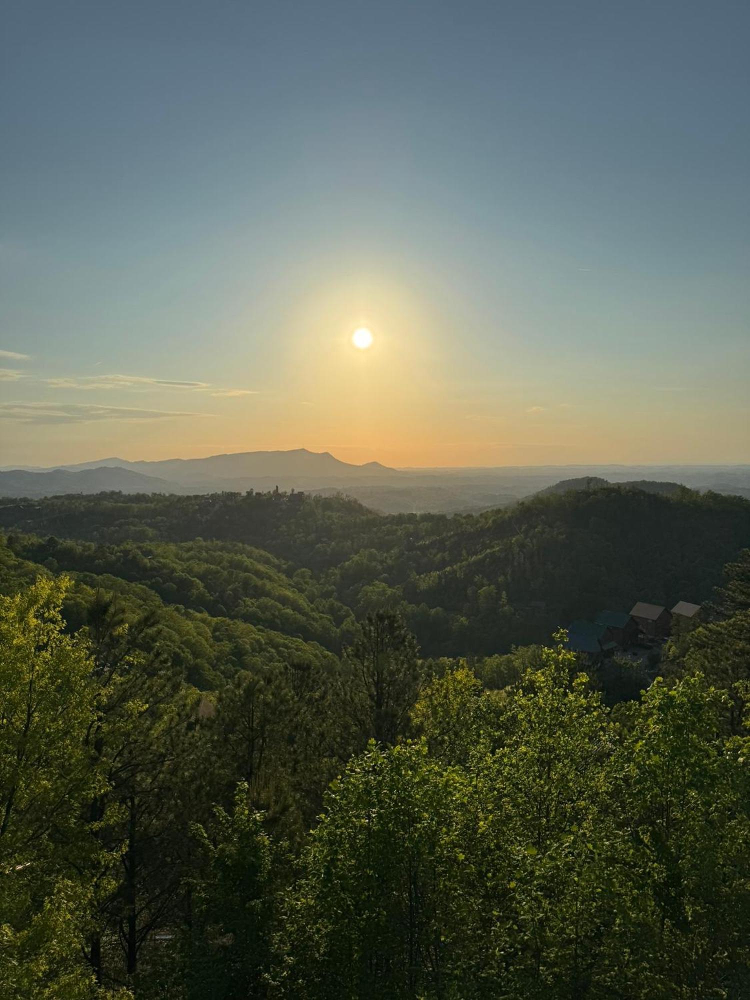 New Luxury Cabin With Stunning Mountainviews,Hottub, Firepit, Fireplace,2 Kingbeds, 2 Covereddecks,Bbqgrill, Shuffleboard And Pool Access セバービル エクステリア 写真